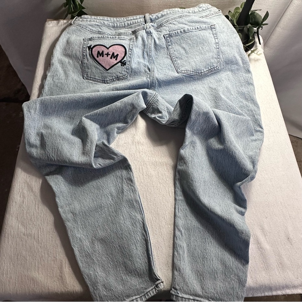Her Universe Disney Light Blue Mom Jeans with Mickey & Minnie Heart Design Sz 22 - Picture 6 of 14